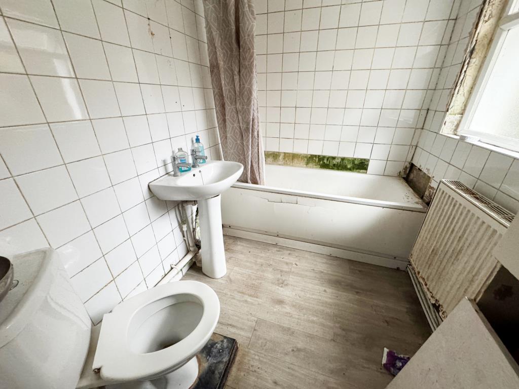 Lot: 136 - TERRACE HOUSE FOR IMPROVEMENT - Bathroom